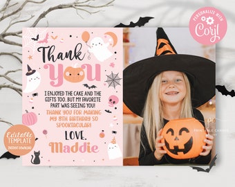Può includere: Un biglietto di ringraziamento di Halloween rosa e arancione con illustrazioni di fantasmi, zucche e ragnatele. Il biglietto dice "Grazie" in grandi lettere rosa e include il testo "Mi è piaciuto la torta e i regali. Ma la mia parte preferita è stata vederti! Grazie per aver reso il mio 8° compleanno così spettacolare! Con affetto, Maddie".