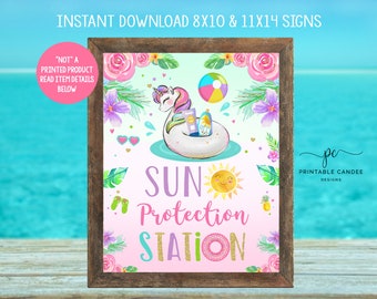 Pode incluir: Um sinal imprimível com fundo rosa que apresenta um unicórnio montando um flutuador em uma piscina. O sinal diz "Sun Protection Station" com um sol amarelo e um donut rosa. O sinal é decorado com flores e folhas de palmeira.