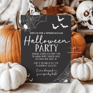 Könnte beinhalten: Schwarz-weiße druckbare Halloween-Partyeinladung mit einem Spinnennetz, Fledermäusen und dem Text "Join us for a Spooktacular Halloween Party". Die Einladung enthält Datum, Uhrzeit, Ort und RSVP-Informationen.