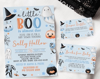 Op de afbeelding: Een blauwe en witte babyshower uitnodiging met een spook, een pompoen en een heksenhoed. De tekst luidt "a little BOO is almost due".