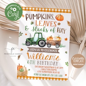 Op de afbeelding: Een printbare uitnodiging voor een 6e verjaardagsfeest met een herfstthema. De uitnodiging toont een groene tractor die pompoenen, bladeren en hooi vervoert. De tekst luidt "Pompoenen, Bladeren & Hooibalen" en "Williams 6e Verjaardag". De uitnodiging bevat ook de datum, tijd en locatie van het feest.