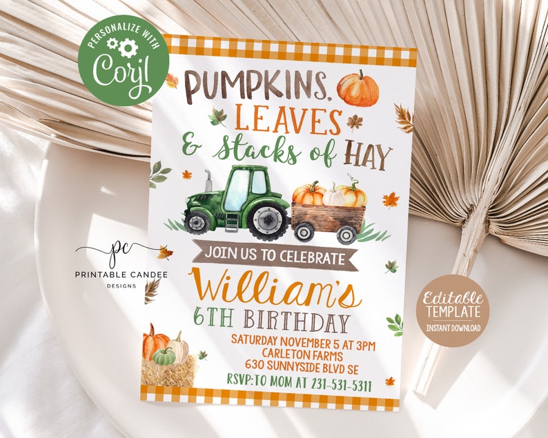 Op de afbeelding: Een printbare uitnodiging voor een 6e verjaardagsfeest met een herfstthema. De uitnodiging toont een groene tractor die pompoenen, bladeren en hooi vervoert. De tekst luidt "Pompoenen, Bladeren & Hooibalen" en "Williams 6e Verjaardag". De uitnodiging bevat ook de datum, tijd en locatie van het feest.