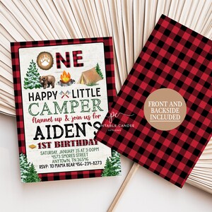 Puede incluir: Una invitaci&oacute;n a cuadros rojos y negros para una fiesta de primer cumplea&ntilde;os con el texto "One Happy Little Camper" y "Aiden's 1st Birthday". La invitaci&oacute;n incluye detalles sobre la fiesta, incluyendo la fecha, la hora y el lugar.