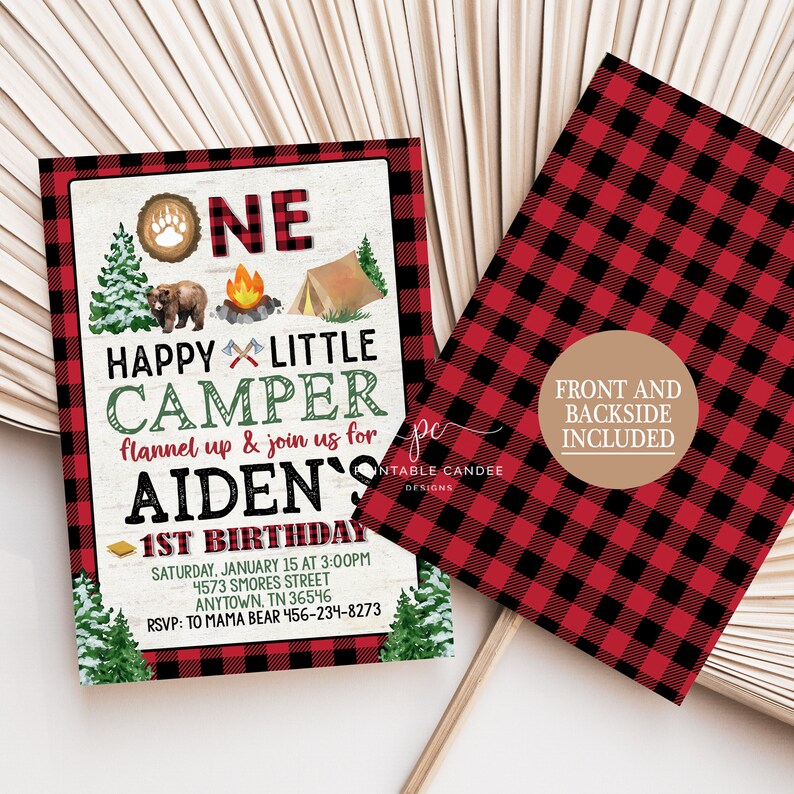 Puede incluir: Una invitaci&oacute;n a cuadros rojos y negros para una fiesta de primer cumplea&ntilde;os con el texto "One Happy Little Camper" y "Aiden's 1st Birthday". La invitaci&oacute;n incluye detalles sobre la fiesta, incluyendo la fecha, la hora y el lugar.