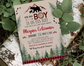Może przedstawiać: Zaproszenie na baby shower z motywem leśnym. Zaproszenie zawiera sylwetkę niedźwiedzia i niedźwiadka, sosny oraz tekst "Our Baby Boy Is On His Way". Zaproszenie jest na baby shower Megan Coleman.