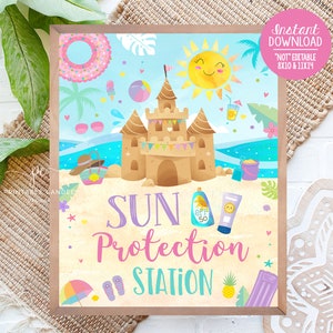 Pode incluir: Um sinal imprimível com uma cena de praia de desenho animado, incluindo um castelo de areia, um sol sorridente e um guarda-sol de praia. O sinal diz "Estação de proteção solar".