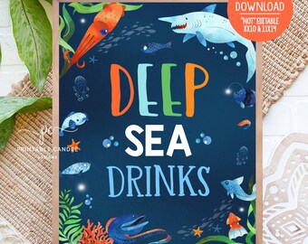 Könnte beinhalten: Ein druckbares Schild mit blauem Hintergrund und dem Text "Deep Sea Drinks" in weißer, orangefarbener, grüner und blauer Schrift. Das Schild ist mit verschiedenen Meeresbewohnern verziert, darunter ein Tintenfisch, ein Hai und eine Qualle.