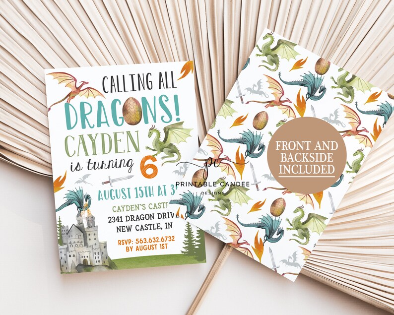 Puede incluir: Una invitaci&oacute;n imprimible para una fiesta de cumplea&ntilde;os de 6 a&ntilde;os con tem&aacute;tica de dragones. El frente de la invitaci&oacute;n presenta un castillo, un drag&oacute;n y el texto "Calling all Dragons! Cayden is turning 6." La parte posterior de la invitaci&oacute;n presenta un patr&oacute;n repetido de dragones y huevos.