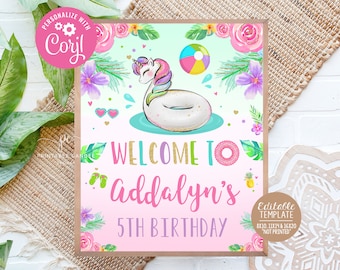 Pode incluir: Um sinal de boas-vindas rosa e verde com um unicórnio usando um flutuador de donut em uma piscina. O sinal diz "Bem-vindo ao Addalyn's 5th Birthday".
