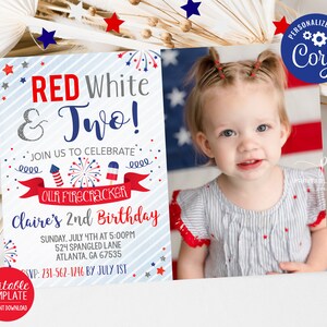Puede incluir: Invitaci&oacute;n de cumplea&ntilde;os roja, blanca y azul con una foto de una ni&ntilde;a. La invitaci&oacute;n dice "Red White & Two!" y "Join us to celebrate our firecracker Claire's 2nd Birthday".