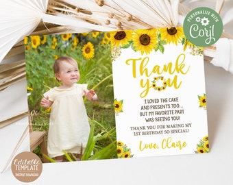 Puede incluir: Una tarjeta de agradecimiento blanca con un borde de girasoles. La tarjeta tiene una foto de una niña pequeña en un campo de girasoles. El texto de la tarjeta dice "Gracias. Me encantó el pastel y los regalos también... ¡pero mi parte favorita fue verte! ¡Gracias por hacer mi primer cumpleaños tan especial! Con cariño, Claire."