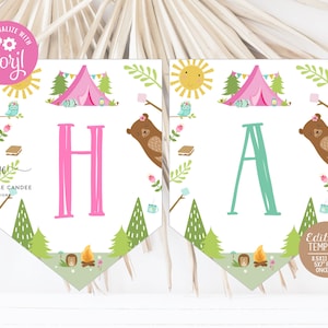 Könnte beinhalten: Druckbare Banner-Vorlage mit Camping-Thema. Das Banner zeigt ein rosa Zelt, ein Lagerfeuer, einen Bären und die Buchstaben "HA" in rosa und türkis. Die Vorlage ist 8,5x11 Zoll groß und kann in 5x7 Zoll große Flaggen geschnitten werden.
