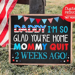 Puede incluir: Un letrero de pizarra con un esquema de color rojo, blanco y azul. El letrero dice "Daddy I'm so glad you're home Mommy quit 2 weeks ago!" con estrellas y decoraciones de banderines.