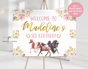 Puede incluir: Un cartel de bienvenida blanco con letras rosas y doradas. El cartel dice "Bienvenido a Madeline's 3rd Birthday". El cartel está decorado con flores y caballos de acuarela.