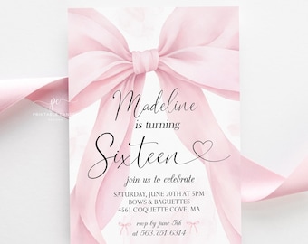 Op de afbeelding: Een roze uitnodigingskaart met een groot strik ontwerp. De tekst luidt "Madeline wordt zestien" met evenementdetails: zaterdag 20 juni om 17.00 uur, Bows & Baguettes, 4561 Coquette Cove, MA. RSVP voor 5 juni.