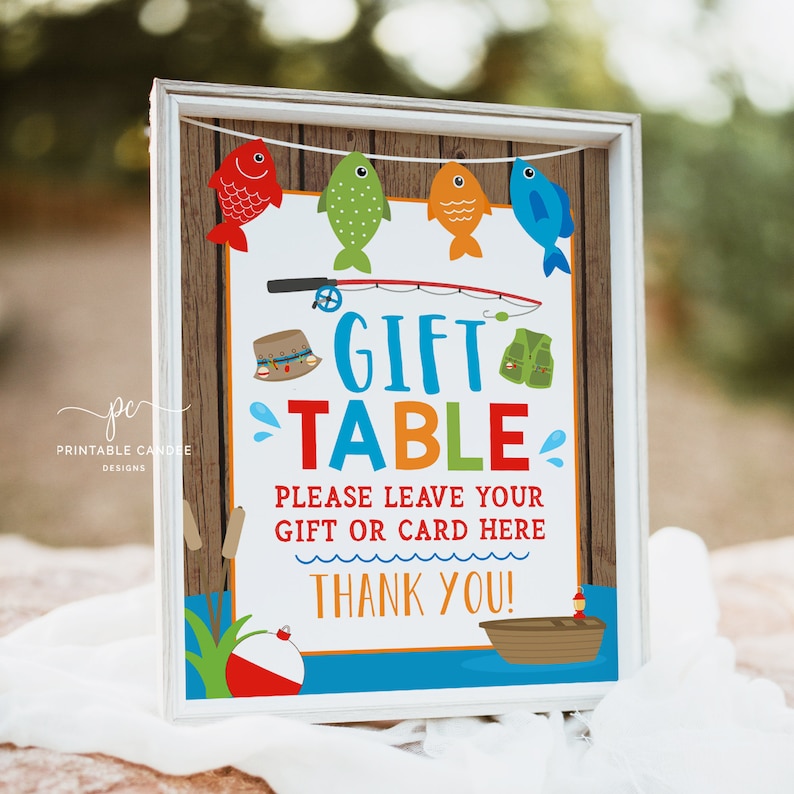 K&ouml;nnte beinhalten: Ein druckbares Schild mit einem Holzhintergrund und einem Design mit blauen, orangen, gr&uuml;nen und roten Fischen. Das Schild sagt "Geschenktisch" und "Bitte hinterlassen Sie Ihr Geschenk oder Ihre Karte hier. Danke!"