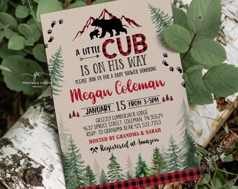 Może przedstawiać: Zaproszenie na baby shower w stylu rustykalnym. Zaproszenie zawiera sylwetkę niedźwiedzia i niedźwiadka, góry i sosny. Tekst zawiera "A Little Cub Is On His Way" oraz szczegóły wydarzenia dla Megan Coleman.