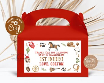 Puede incluir: Caja de regalo roja con una etiqueta blanca que presenta una ilustración de acuarela de un sombrero de vaquero, botas, cactus y un caballo. La etiqueta dice "Gracias a todos por venir al galope para celebrar mi 1er Rodeo Con cariño, Colton". La caja mide 15,7 cm por 8,9 cm.