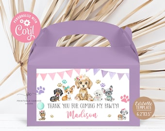 Puede incluir: Caja de regalo morada con una etiqueta blanca que presenta una ilustración de acuarela de perros con una pancarta rosa y morada. La etiqueta dice "¡Gracias por venir a mi fiesta! Madison". La caja mide 6,2 pulgadas por 3,5 pulgadas.