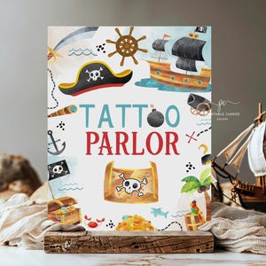 Puede incluir: Un cartel blanco con un diseño pirata rojo y azul. El cartel dice "Tattoo Parlor" con una calavera y huesos cruzados. Hay imágenes de un barco pirata, un cofre del tesoro y una brújula.