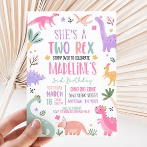 Może przedstawiać: R&oacute;żowe i zielone zaproszenie na przyjęcie urodzinowe z dinozaurami z tekstem "She's a Two Rex" i "Madeline's 2nd Birthday". Zaproszenie zawiera informacje o przyjęciu, w tym datę, godzinę i miejsce.