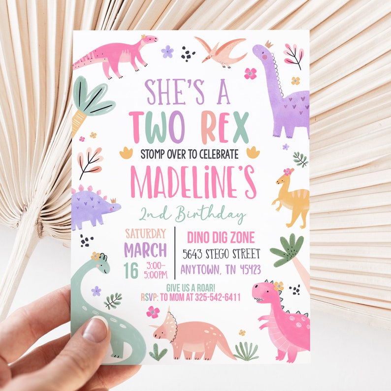 Może przedstawiać: R&oacute;żowe i zielone zaproszenie na przyjęcie urodzinowe z dinozaurami z tekstem "She's a Two Rex" i "Madeline's 2nd Birthday". Zaproszenie zawiera informacje o przyjęciu, w tym datę, godzinę i miejsce.