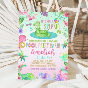 Peut inclure: Une invitation à une fête de piscine sur le thème des dinosaures, en rose et vert, avec un dinosaure de dessin animé portant une bouée gonflable verte. Le texte indique "Let's make a splash! Stomp on over for a dino-mite pool party bash! Ameliah is turning 3. August 10th at 3:00pm 456 Stego Street, Rexville RSVP: Mamasaur 351-642-9842 Bring your swimsuit and towel."