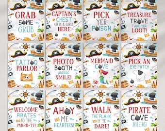Op de afbeelding: Twaalf printbare borden met een piraten thema. De borden bevatten illustraties van piratenschepen, schatkisten, zeemeerminnen en ooglapjes. De borden hebben tekst die zegt "Grab Some Grub", "Captain's Chest", "Pick Yer Poison", "Treasure Trove", "Tattoo Parlor", "Photo Booth", "Mermaid Cove", "Pick An Eye Patch", "Welcome Pirates", "Ahoy Me Hearties", "Walk The Plank", en "Pirate Cove Ahead".