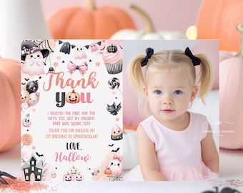 Può includere: Un biglietto di ringraziamento di compleanno a tema Halloween rosa e bianco, con la foto di un bambino. Il biglietto presenta illustrazioni di fantasmi, zucche e pipistrelli, con il testo "Grazie" e un messaggio personalizzato.