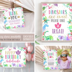 K&ouml;nnte beinhalten: Ein Set druckbarer Dinosaurier-Partydekorationen mit einem Willkommens-Schild, einem Geburtstagsschild, einem Dankesch&ouml;n-Etikett und einem Leckerli-Schild. Die Schilder zeigen bunte Dinosaurier, Blumen und Bl&auml;tter auf wei&szlig;em Hintergrund. Der Text auf den Schildern lautet "Dinosaurier sind s&uuml;&szlig;. Bitte nimm ein Leckerli!" und "Happy 3rd Birthday Adelaide".