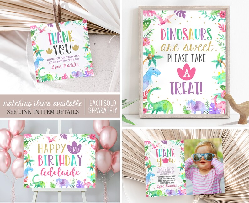K&ouml;nnte beinhalten: Ein Set druckbarer Dinosaurier-Partydekorationen mit einem Willkommens-Schild, einem Geburtstagsschild, einem Dankesch&ouml;n-Etikett und einem Leckerli-Schild. Die Schilder zeigen bunte Dinosaurier, Blumen und Bl&auml;tter auf wei&szlig;em Hintergrund. Der Text auf den Schildern lautet "Dinosaurier sind s&uuml;&szlig;. Bitte nimm ein Leckerli!" und "Happy 3rd Birthday Adelaide".