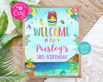 Op de afbeelding: Een kleurrijk welkomsbord voor een luau-thema verjaardagsfeest. Het bord heeft een tiki-masker, palmbomen, bloemen en de tekst "Welkom bij Paisley's 3e verjaardag".