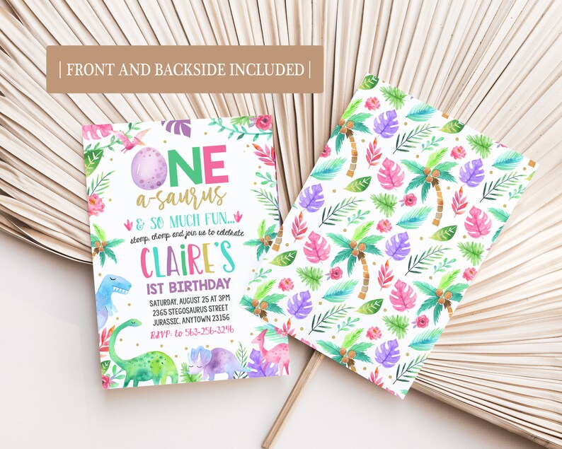 K&ouml;nnte beinhalten: Eine farbenfrohe Einladung zu einem ersten Geburtstag mit Dinosaurier-Motiv mit einer gr&uuml;nen, rosa und violetten Dinosaurier-Illustration und dem Text "ONE a-saurus & SO MUCH FUN... stop, chomp and join us to celebrate CLAIRE'S 1ST BIRTHDAY SATURDAY, AUGUST 25 AT 3PM 2365 STEGOSAURUS STREET JURASSIC, ANYTOWN 23156 RSVP to 563-256-3296"