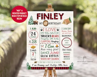 Puede incluir: Un letrero personalizado de primer cumpleaños con un tema rústico. El letrero presenta el nombre "Finley" en letras a cuadros rojas y negras, junto con detalles sobre la edad, el peso (10,9 kg), la altura (71 cm) y las preferencias del niño.