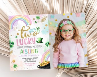Pode incluir: Um convite imprimível para uma festa de aniversário de dois anos para uma menina com tema do Dia de São Patrício. O convite apresenta um arco-íris, trevos, um pote de ouro e o texto "She's Two Lucky". O convite também inclui um espaço para uma foto da menina.