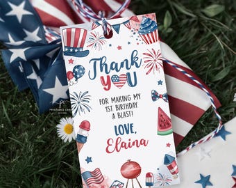 Puede incluir: Una etiqueta de regalo con temática patriótica, con una combinación de colores rojo, blanco y azul. La etiqueta presenta ilustraciones de fuegos artificiales, una magdalena y una rodaja de sandía. El texto en la etiqueta dice "Thank You" y "For making my 1st birthday a blast! Love, Elaina."