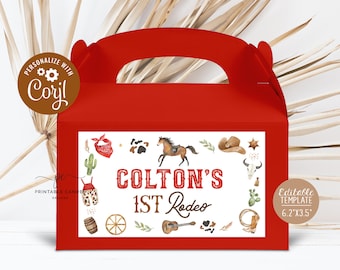 Puede incluir: Caja de regalo roja con una etiqueta blanca con un tema occidental con ilustraciones de un caballo, un sombrero de vaquero, un cactus y botas. La etiqueta dice "Colton's 1st Rodeo".