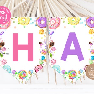 Op de afbeelding: Een printbare banner sjabloon met een snoep en donut thema. De banner heeft de letters "HA" in roze en paars, omringd door kleurrijke donuts, lollies en sprinkles. De sjabloon is 8,5x11 inch en kan worden geknipt in vlaggen van 5x7 inch.