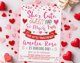 Peut inclure: Une invitation blanche avec un motif de cœurs rouges et roses. Le texte indique "She's Cute, Sweet and So Much Fun, Our Little Sweetheart, Amelia Rose is Turning One!" avec des détails pour une fête d'anniversaire.