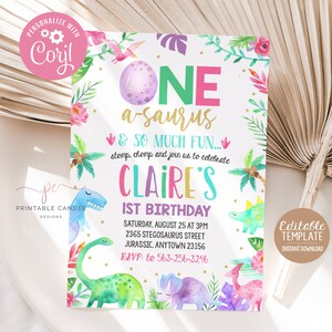 K&ouml;nnte beinhalten: Eine farbenfrohe Dinosaurier-Motto-Einladung zum ersten Geburtstag mit einer Illustration eines gr&uuml;nen, rosa und violetten Dinosauriereis. Der Text lautet "One a-saurus & so much fun... stomp, chomp and join us to celebrate Claire's 1st Birthday. Saturday, August 25 at 3pm 2365 Stegosaurus Street Jurassic, Anytown 23156 RSVP: to 563-256-3246".
