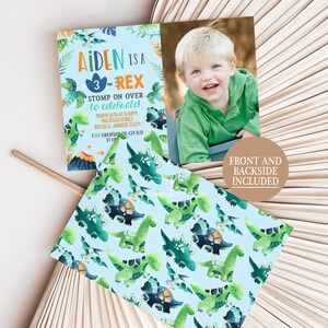 Puede incluir: Una invitaci&oacute;n de cumplea&ntilde;os de dinosaurio azul y verde para un ni&ntilde;o de 3 a&ntilde;os llamado Aiden. La invitaci&oacute;n presenta una foto de Aiden con una camisa verde, una huella de dinosaurio y el texto "Aiden is a 3-Rex Stomp on over to celebrate!"