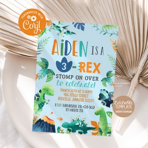 K&ouml;nnte beinhalten: Eine blaue und gr&uuml;ne Dinosaurier-Geburtstagseinladung mit dem Text "Aiden is a 3-Rex" und "Stomp on over to celebrate!" Die Einladung enth&auml;lt eine Dinosaurier-Illustration und einen Vulkan. Der Text enth&auml;lt auch das Datum, die Uhrzeit und den Ort der Party sowie eine RSVP-Nummer und eine Frist.