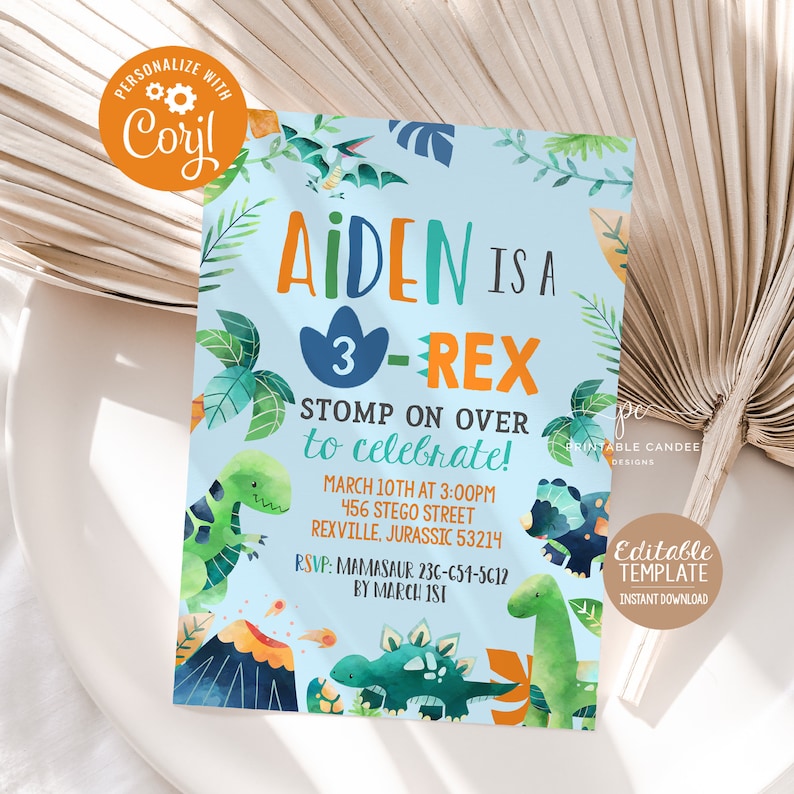 K&ouml;nnte beinhalten: Eine blaue und gr&uuml;ne Dinosaurier-Geburtstagseinladung mit dem Text "Aiden is a 3-Rex" und "Stomp on over to celebrate!" Die Einladung enth&auml;lt eine Dinosaurier-Illustration und einen Vulkan. Der Text enth&auml;lt auch das Datum, die Uhrzeit und den Ort der Party sowie eine RSVP-Nummer und eine Frist.