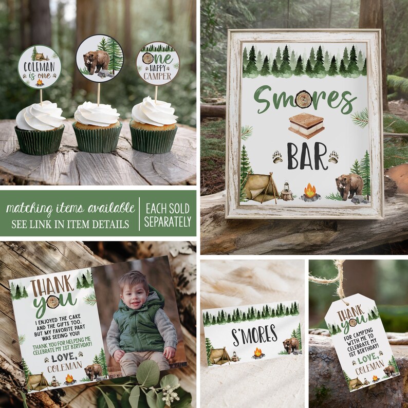 Op de afbeelding: Een set printbare feestversiering voor een eerste verjaardag met een boskampeerthema. De versiering omvat een bord met de tekst "S'mores Bar" met een kampvuur en een beer, een bedankkaartje met een beer en een tent, een cupcaketopper met een beer en de tekst "One Happy Camper" en een bedankkaart met een foto van een kind en de tekst "Bedankt Ik heb genoten van de taart en de cadeaus. Maar mijn favoriete deel was om je te zien! Bedankt dat je me hebt geholpen mijn 1e verjaardag te vieren! Liefs, Coleman."