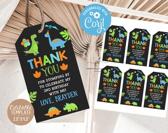 Puede incluir: Etiquetas de agradecimiento de dinosaurio negro y verde con un dinosaurio azul, hojas verdes y huellas de dinosaurio naranja. El texto dice "Gracias por venir a celebrar mi 2º cumpleaños conmigo! Con cariño, Brayden".