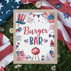 Puede incluir: Un letrero enmarcado con un borde de madera, con las palabras "Burger Bar" en rojo y azul. El letrero está decorado con imágenes patrióticas, incluyendo un sombrero de copa, fuegos artificiales y una bandera estadounidense. El fondo incluye una bandera estadounidense y margaritas.