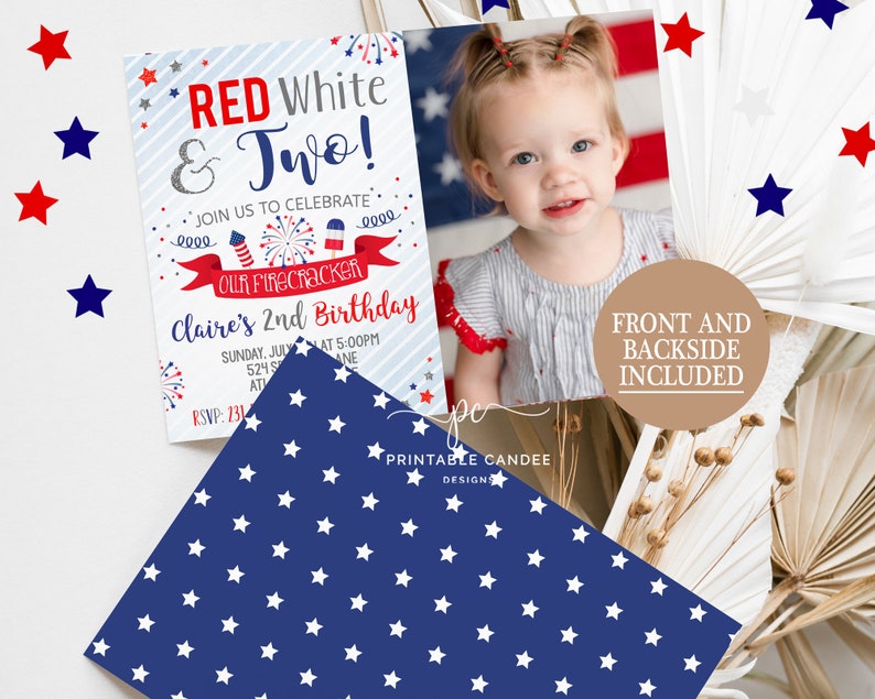 Puede incluir: Invitaci&oacute;n de cumplea&ntilde;os roja, blanca y azul con una foto de una ni&ntilde;a. La invitaci&oacute;n dice "Red White & Two!" y "Claire's 2nd Birthday".