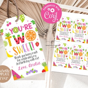 Peut inclure: Modèle de carte de remerciement éditable sur le thème des fruits pour une fête d'anniversaire "You're Two Sweet!" La carte présente une illustration colorée de fruits, notamment de la pastèque, de l'ananas, des fraises et des cerises. Le texte "You're Two Sweet!" est en lettres roses et blanches. La carte comprend également le texte "Thank you berry much for celebrating my 2nd birthday with me! Love, Amelia".