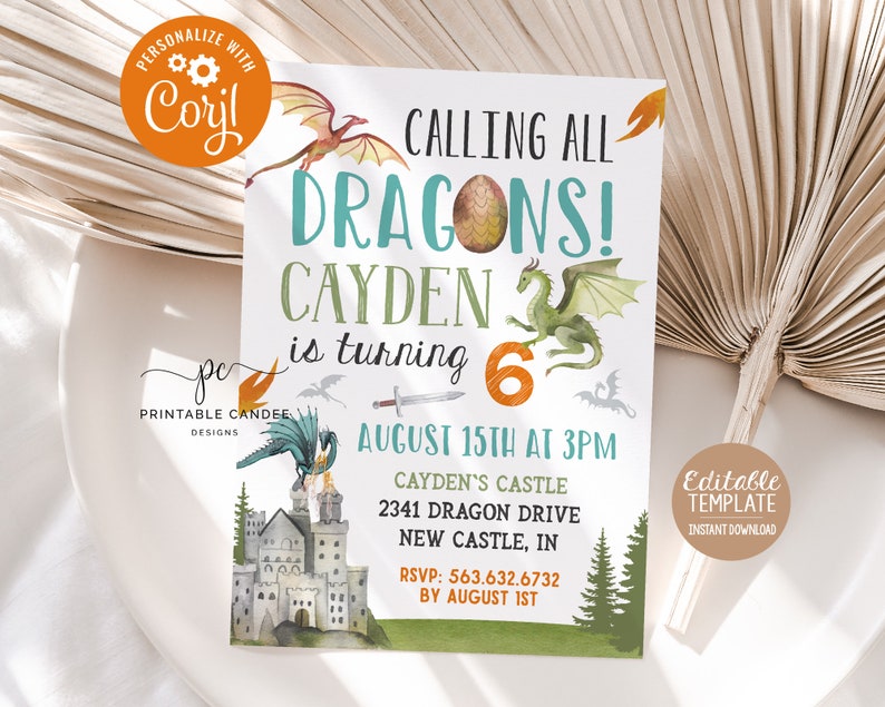 Puede incluir: Plantilla de invitaci&oacute;n de cumplea&ntilde;os imprimible y editable con tem&aacute;tica de dragones. La invitaci&oacute;n presenta un drag&oacute;n verde y naranja, un castillo y el texto "Calling all Dragons! Cayden cumple 6 a&ntilde;os. 15 de agosto a las 3 PM. Castillo de Cayden. 2341 Dragon Drive. New Castle, IN. RSVP: 563.632.6732 antes del 1 de agosto."
