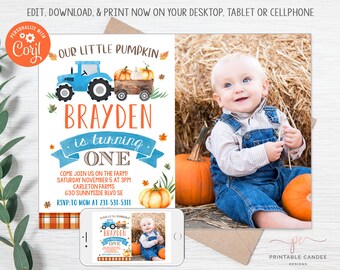 Könnte beinhalten: Eine Geburtstagseinladung für einen ersten Geburtstag. Ein blauer Traktor mit einem Kürbisfeld im Hintergrund. Der Text "Our Little Pumpkin Brayden is turning One" steht auf der Einladung.